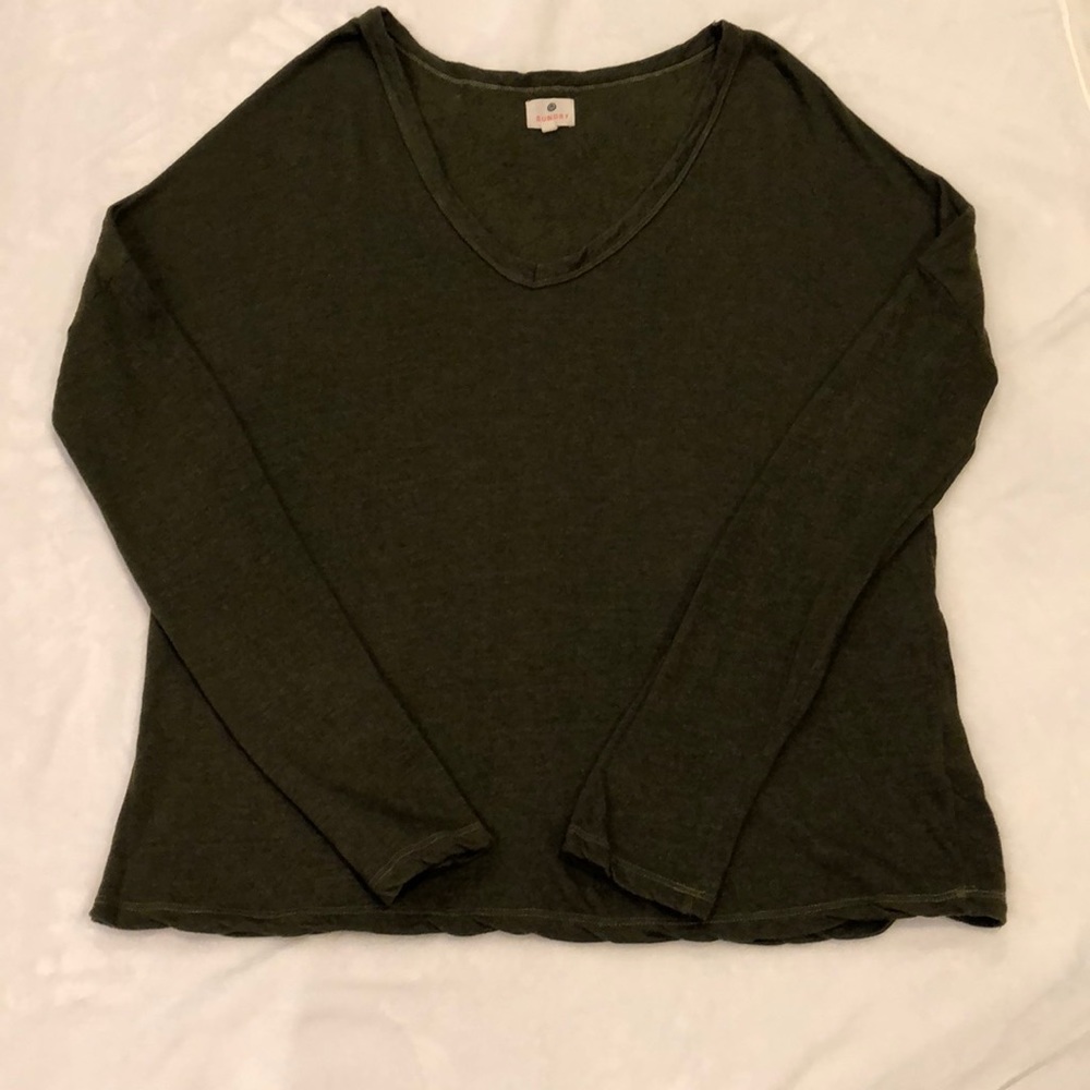 Cute and soft Sundry sweatshirt top!! Like new